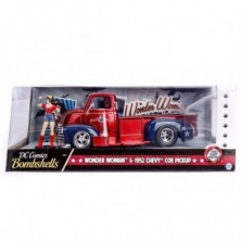 imagen 5 de chevrolet coe 1952 con figura wonder woman 1/24