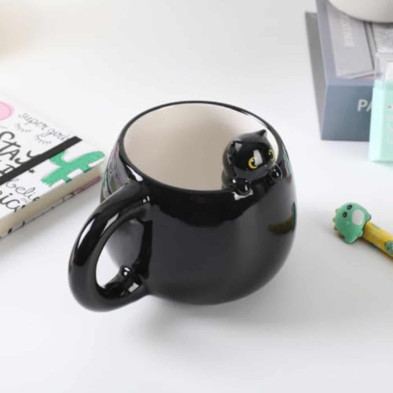 imagen 2 de taza de cerámica con gato negro en el borde 450 ml
