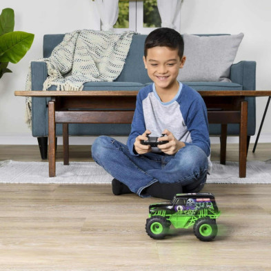 imagen 3 de coche radio control monster jam grave digger 1:24