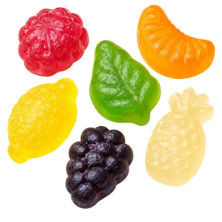Gomas Trolli Fruit Mix sortidas com formas de frutas e cores variadas sobre fundo branco