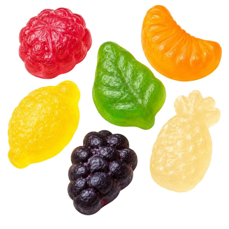 Gomas Trolli Fruit Mix sortidas com formas de frutas e cores variadas sobre fundo branco