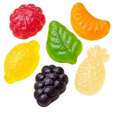 Gomas Trolli Fruit Mix sortidas com formas de frutas e cores variadas sobre fundo branco