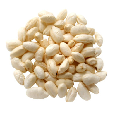 Montinho de pequenas peças de arroz insuflado de cor creme sobre fundo branco