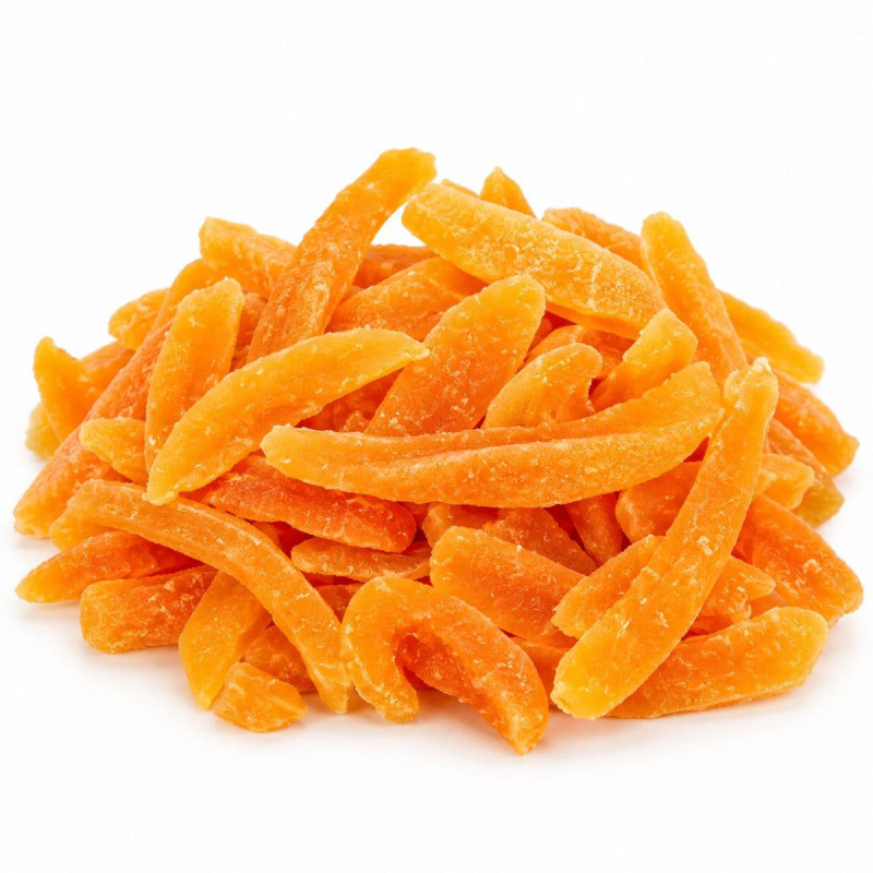 Montón de tiras de melón deshidratado de color naranja sobre fondo blanco