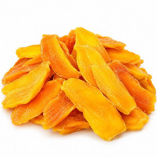 Tiras de mango deshidratado sobre fondo blanco