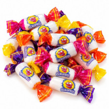 Caramelos Escalofríos envueltos con extremos de colores sobre fondo blanco