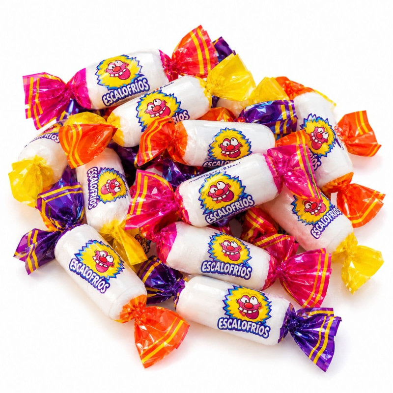 Caramelos Escalofríos envueltos con extremos de colores sobre fondo blanco