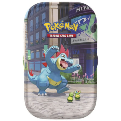 Minilata rectangular de Pokémon com banda Trading Card Game e personagens numa cena urbana