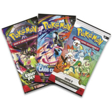 Três boosters de cartas Pokémon sobrepostos com idade 6+ e textos promocionais